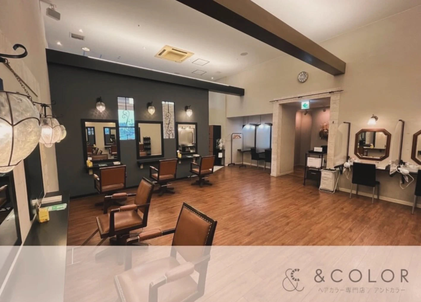 &COLOR イオンタウン鈴鹿店の店内。鏡と施術チェアが並ぶ広々とした空間